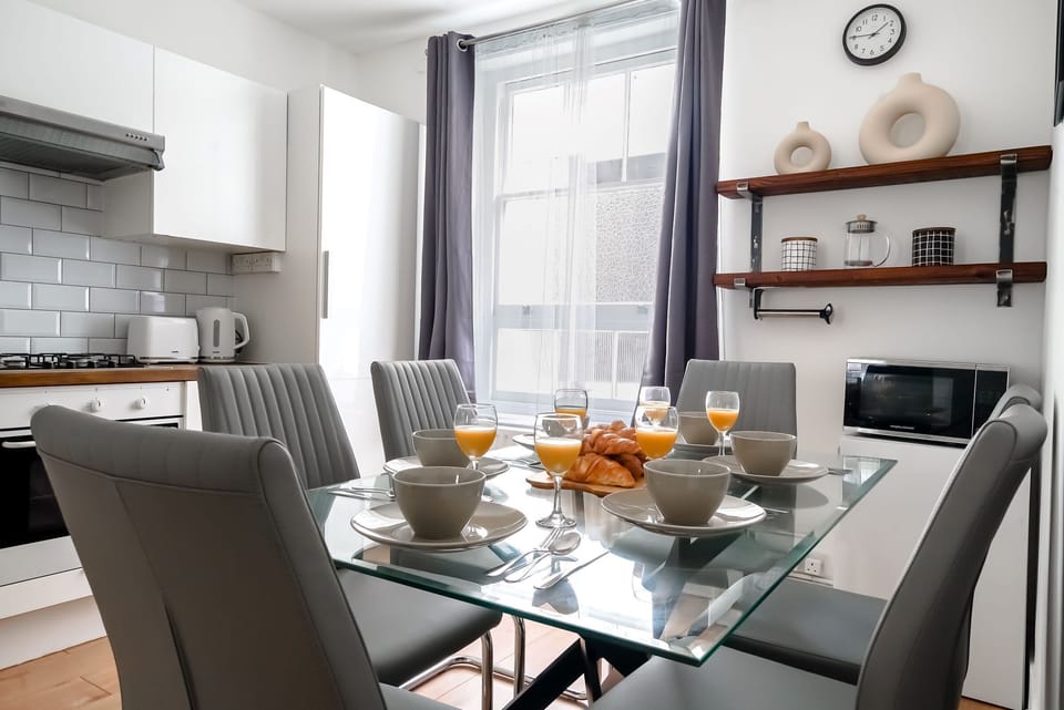 The kitchen and dining area