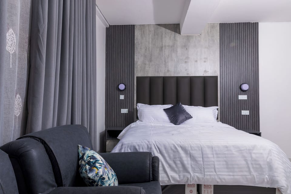 Room, 1 King Bed | Individually furnished, laptop workspace, free WiFi, bed sheets