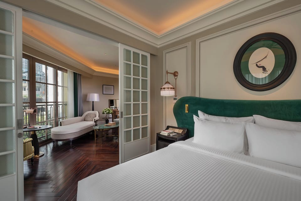 Deluxe Studio Suite, Bathtub, City View | Down comforters, minibar, in-room safe, desk