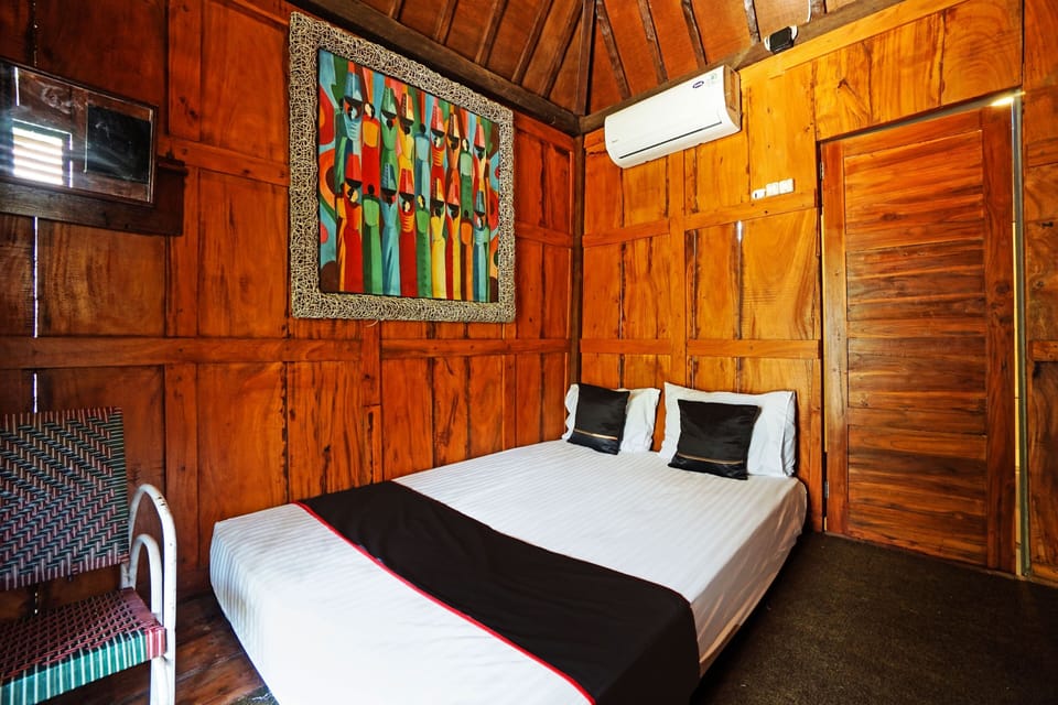 Deluxe Double Room | Desk, laptop workspace, bed sheets