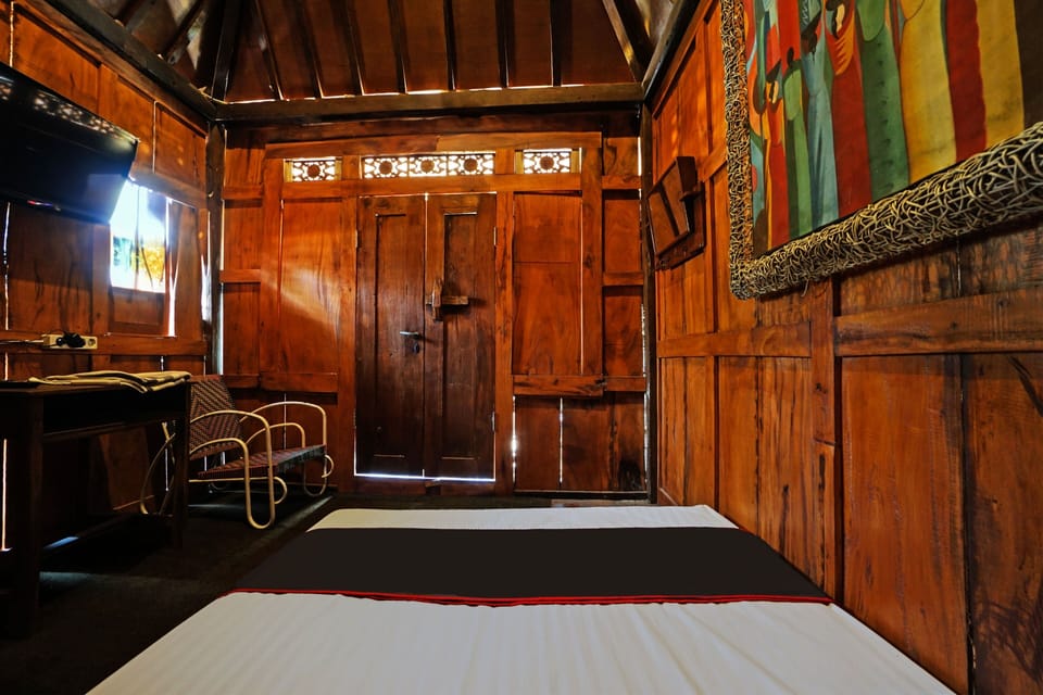 Deluxe Double Room | Desk, laptop workspace, bed sheets