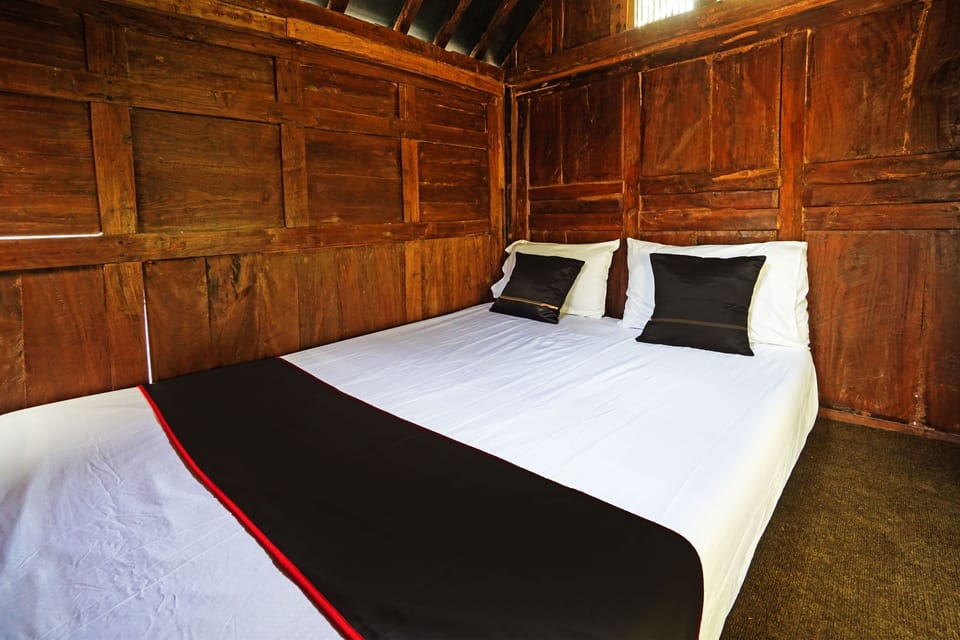 Deluxe Suite | Desk, laptop workspace, bed sheets