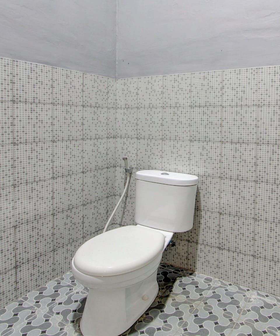 Basic Single Room | Bathroom | Shower, towels, soap