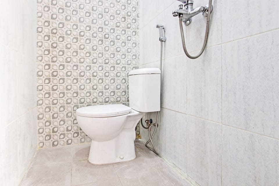 Economy Double Room | Bathroom | Shower, towels, toilet paper