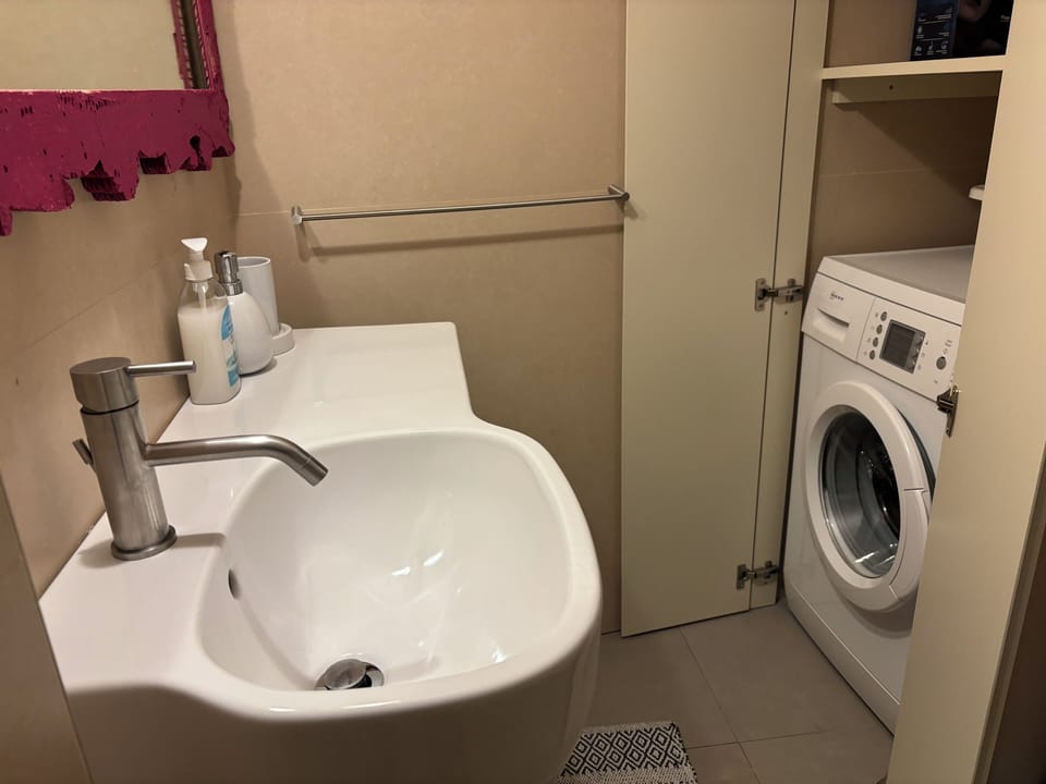 Studio Suite | Bathroom | Shower, hair dryer, bidet, towels