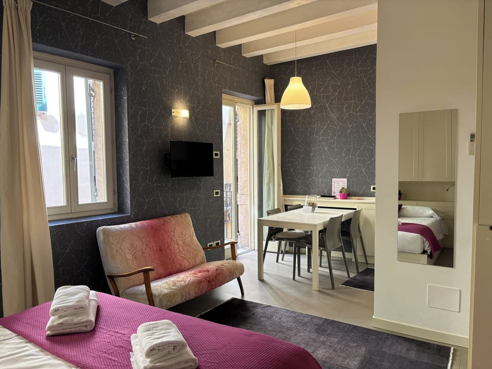 Studio | Living area | Flat-screen TV