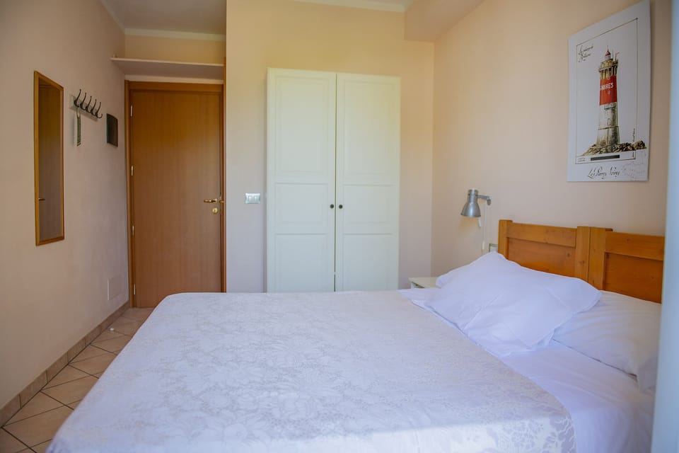 Deluxe Room, 1 Queen Bed | Minibar, in-room safe, soundproofing, WiFi (free)