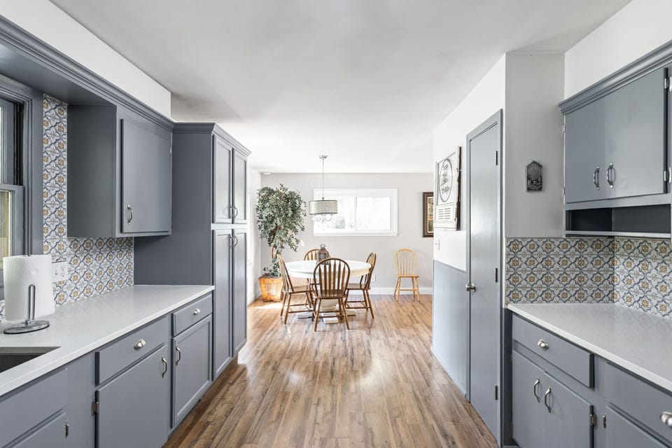 -Inviting kitchen perfect for cooking
-Ample cabinet space