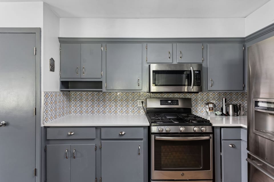 -Large kitchen equipped with all basic cookware