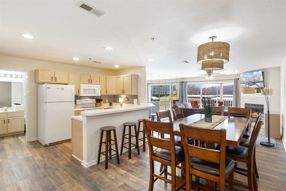4 bar stools and a dining table for 8.