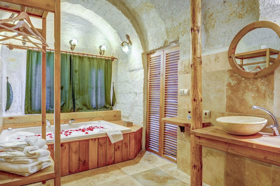Kemerli Jakuzili Oda | Bathroom | Hair dryer, slippers, towels, soap