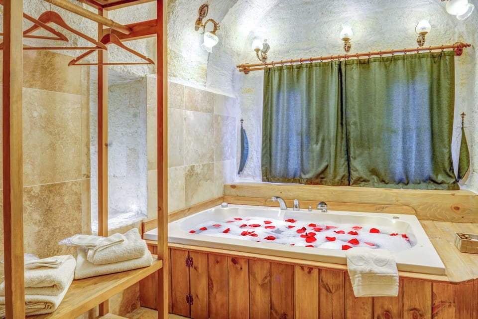 Kemerli Jakuzili Oda | Bathroom | Hair dryer, slippers, towels, soap