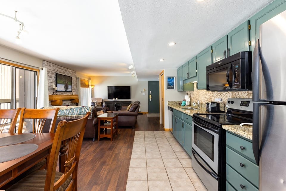 Condo, 2 Bedrooms | Private kitchen | Fridge, oven, coffee/tea maker, toaster