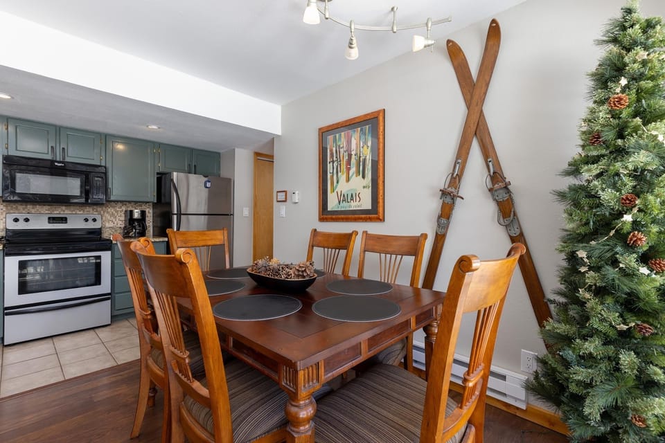 Condo, 2 Bedrooms | Dining