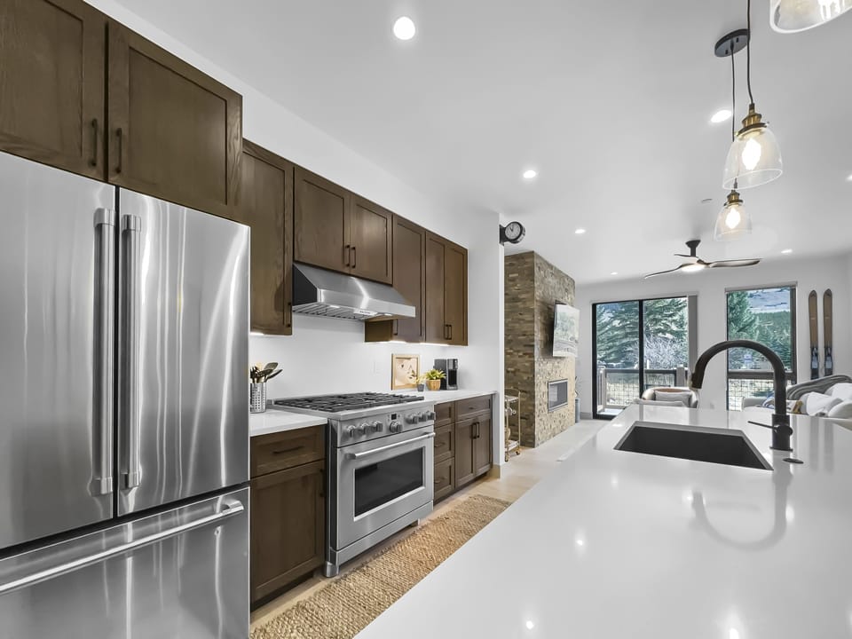 Townhome, 3 Bedrooms | Private kitchen | Fridge, oven, coffee/tea maker, toaster