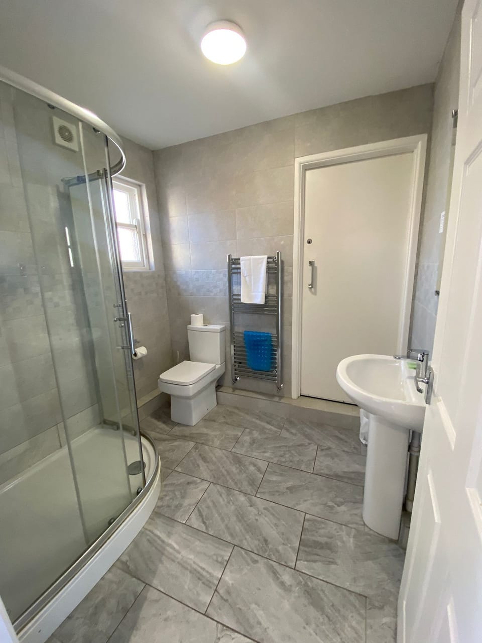 Single Room | Bathroom | Shower, towels