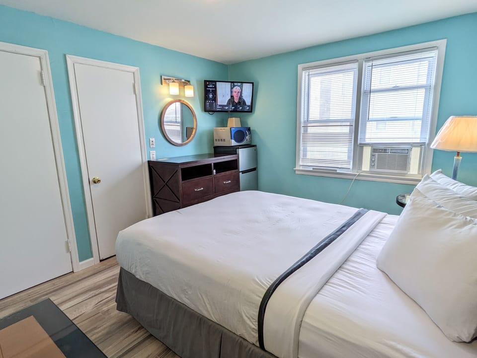 Standard Room, 1 Queen Bed, Refrigerator & Microwave | Iron/ironing board, free WiFi, bed sheets