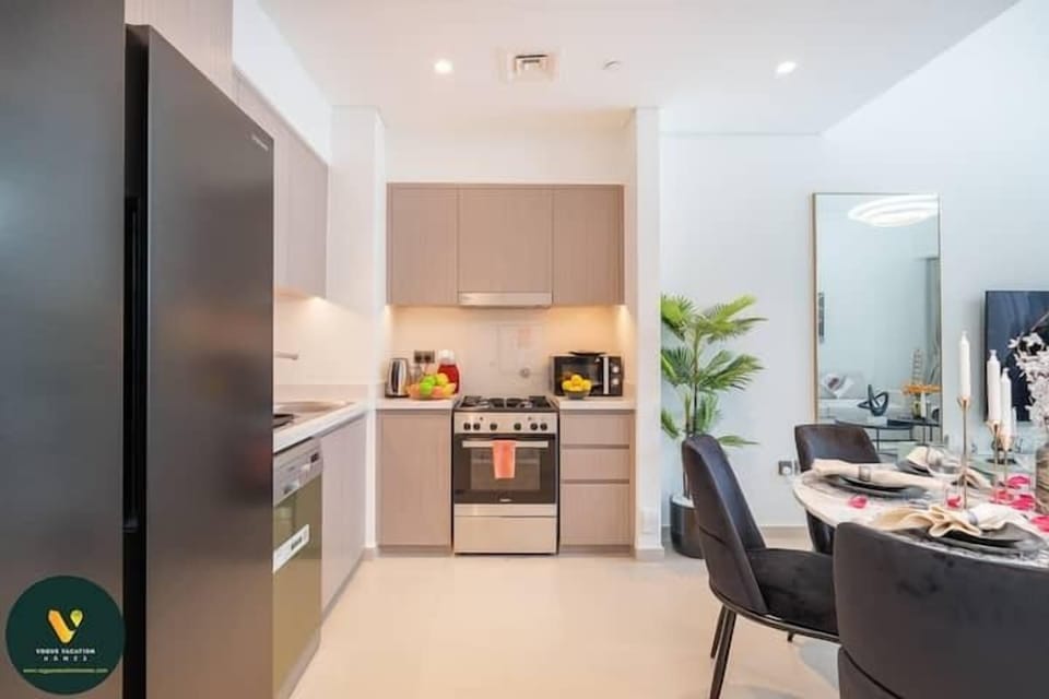 Full-size fridge, microwave, oven, stovetop