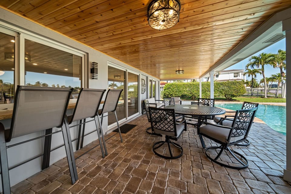 Outdoor eating with covered lanai