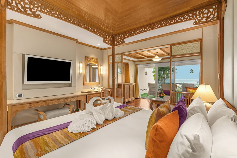 Honeymoon Deluxe | Premium bedding, minibar, in-room safe, desk