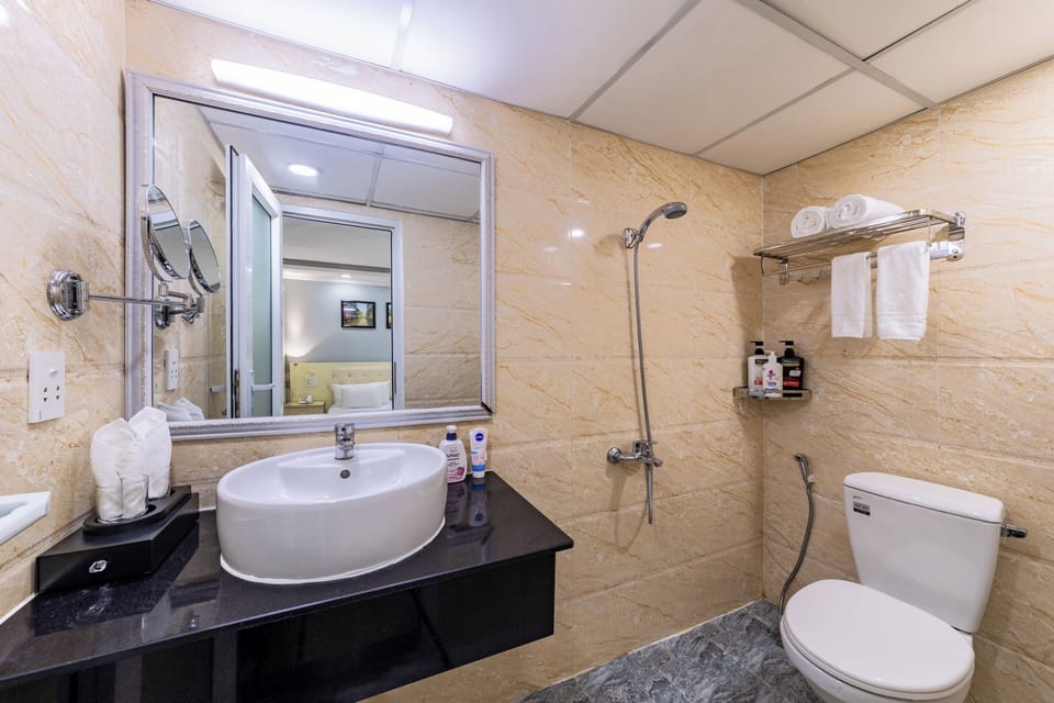 Standard Room, 1 Bedroom, No Windows, Ground Floor | Bathroom | Free toiletries, hair dryer, bathrobes, slippers