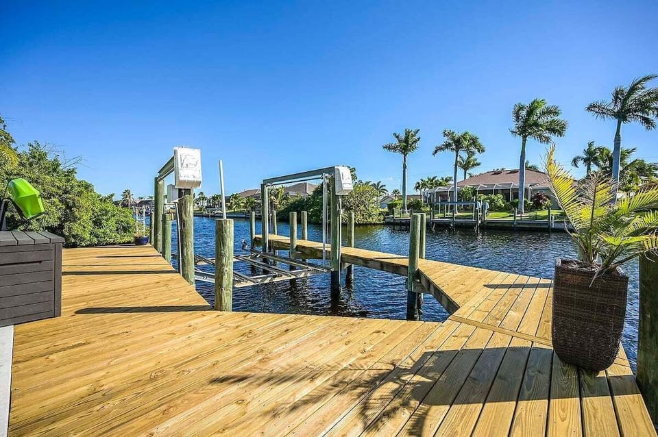 Palm View Dock and Boat Lift Great for Fishing and Boating