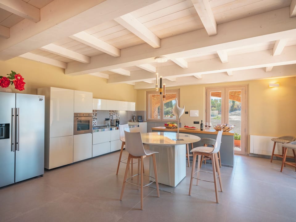 Full-size fridge, microwave, oven, stovetop