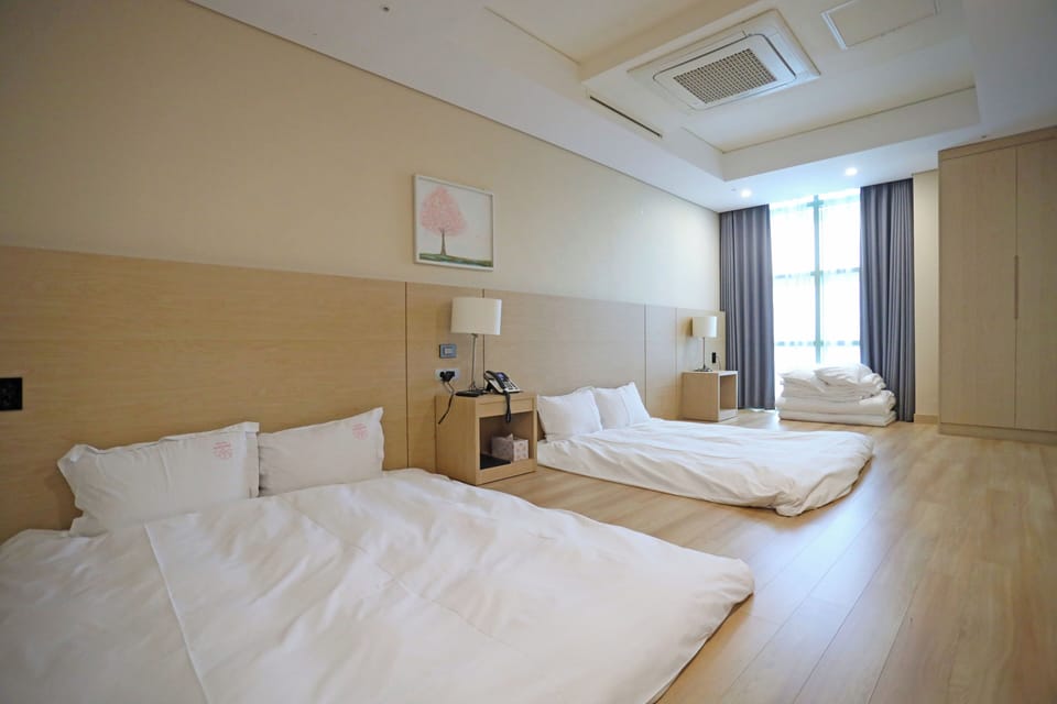Family Room | Desk, iron/ironing board, free WiFi, bed sheets