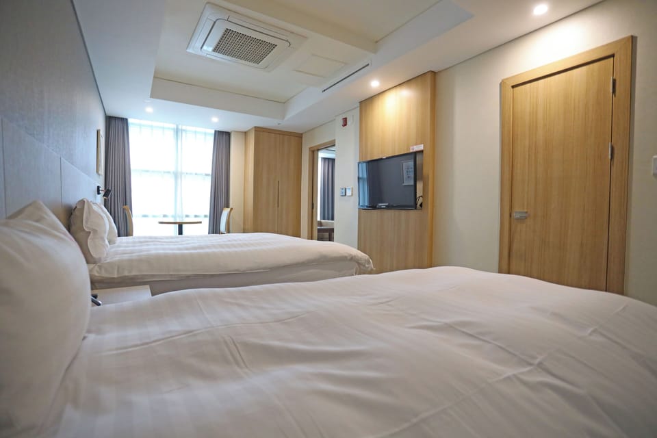 Grand Room | Desk, iron/ironing board, free WiFi, bed sheets
