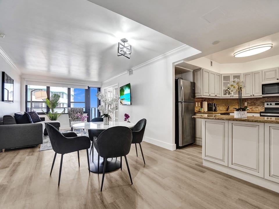 Ocean View Condo Beach Service 1504 | Living area | 45-inch flat-screen TV with cable channels