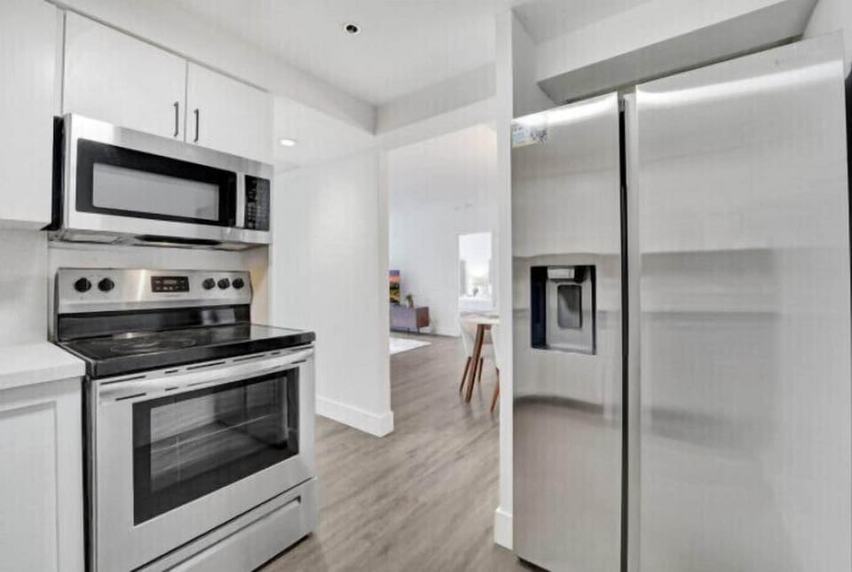 Beautiful Oceanside Retreat with Beach Service 1606 | Private kitchen | Full-size fridge, microwave, oven, stovetop