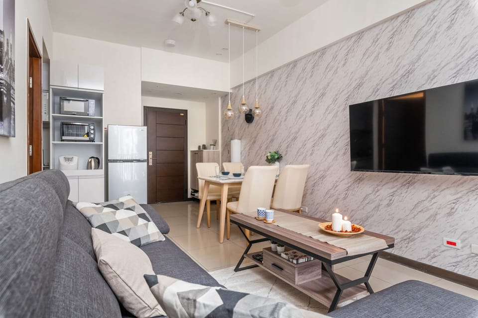 Living Room:
• 55” Smart TV 
• Desk & Office Chair
• Open Space w/ Dining Area