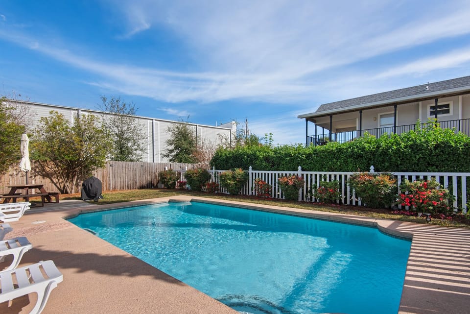 Aloha Cottage pool