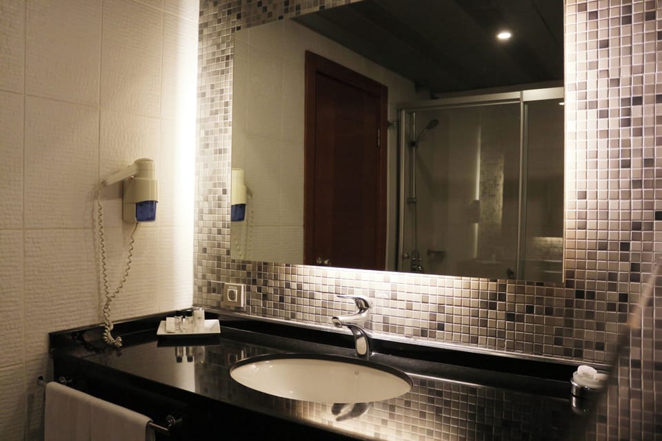 Bathtub, free toiletries, hair dryer, bathrobes