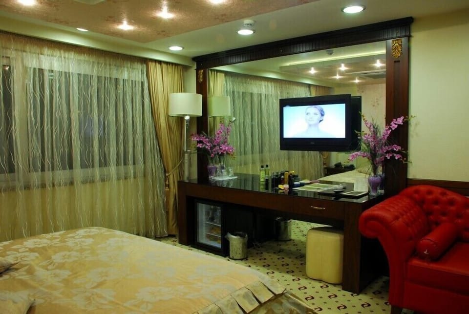 Double or Twin Room | Minibar, in-room safe, desk, laptop workspace