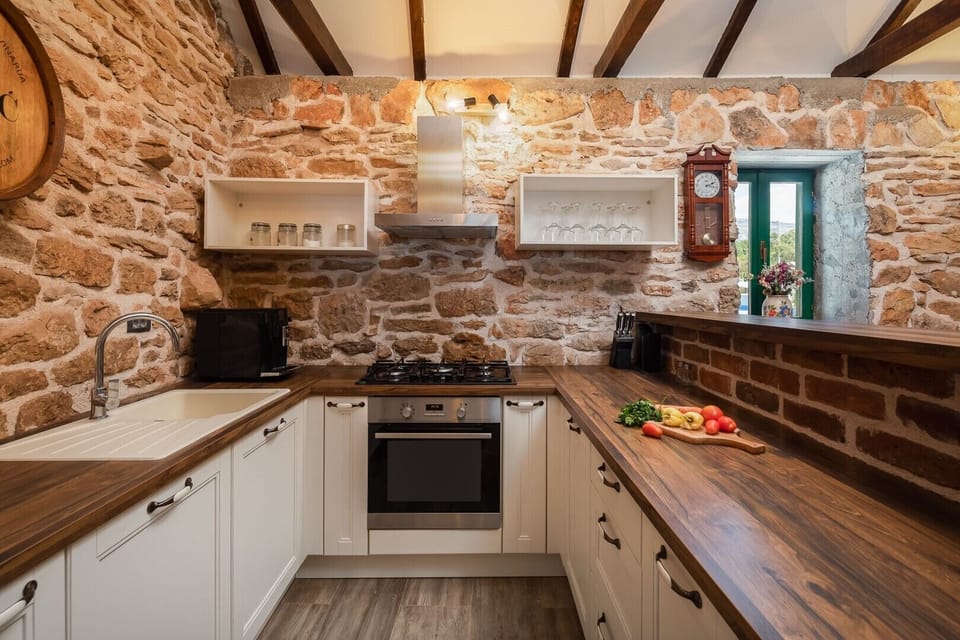 Summer kitchen with beautiful traditional indoors for your whole group 