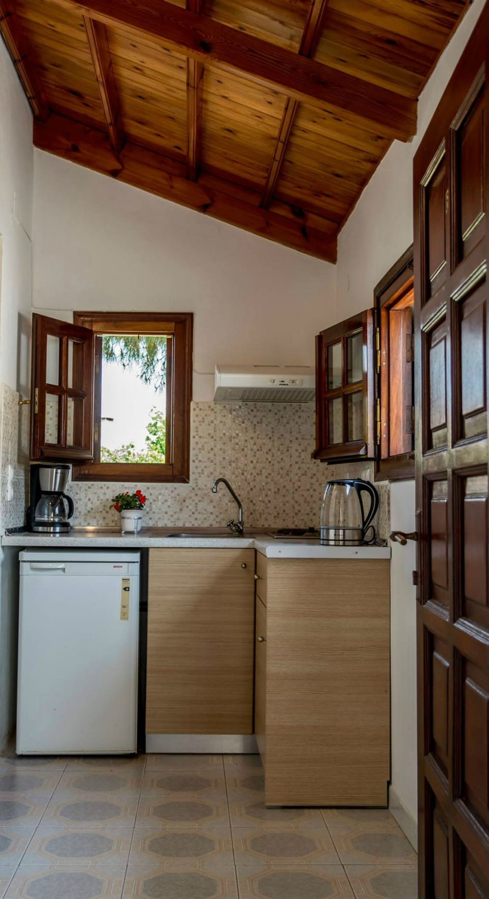 Double or Twin Room, Garden View | Private kitchenette | Fridge, stovetop, electric kettle, cookware/dishes/utensils