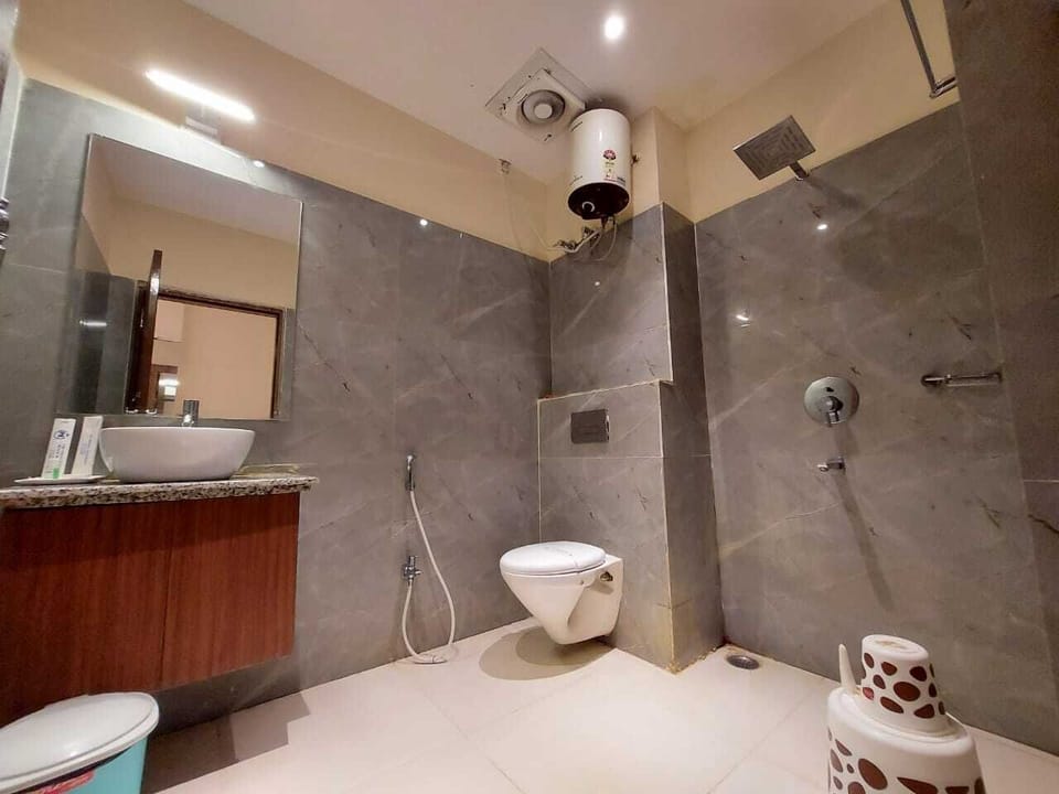 Deluxe Double Room with Side Sea View | Bathroom | Shower, free toiletries, hair dryer, soap