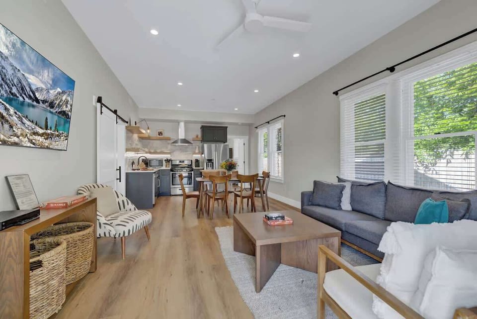 House, Multiple Beds, Hot Tub, City View (215 Mistletoe- Combo) | Living area