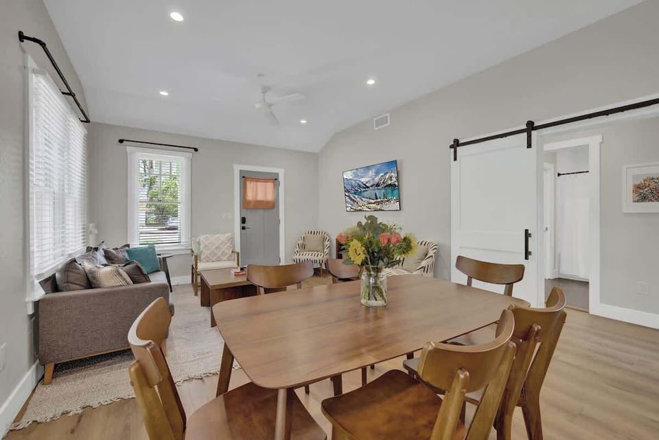 House, Multiple Beds, Hot Tub, City View (215 Mistletoe- Combo) | Dining