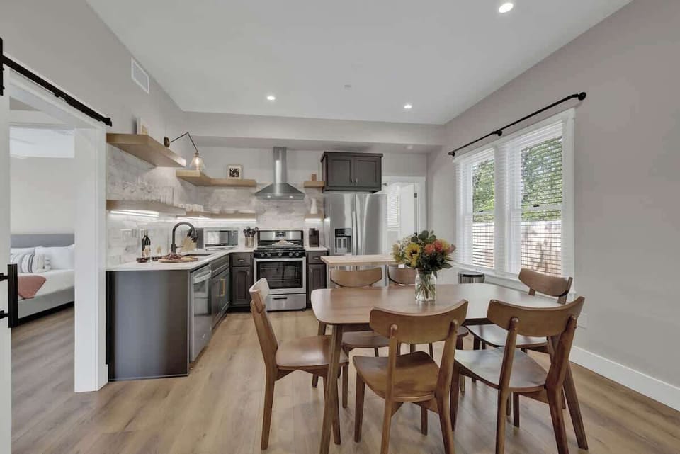 House, Multiple Beds, Hot Tub, City View (215 Mistletoe- Combo) | Dining