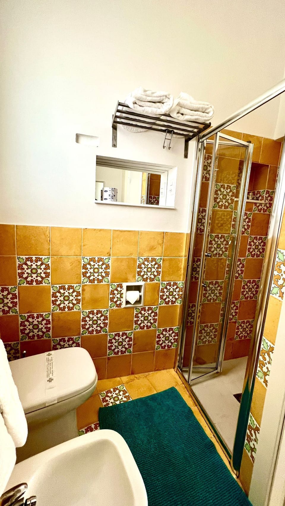 Deluxe Room, 1 Bedroom, Refrigerator, Courtyard Area | Bathroom | Shower, free toiletries, hair dryer, bidet
