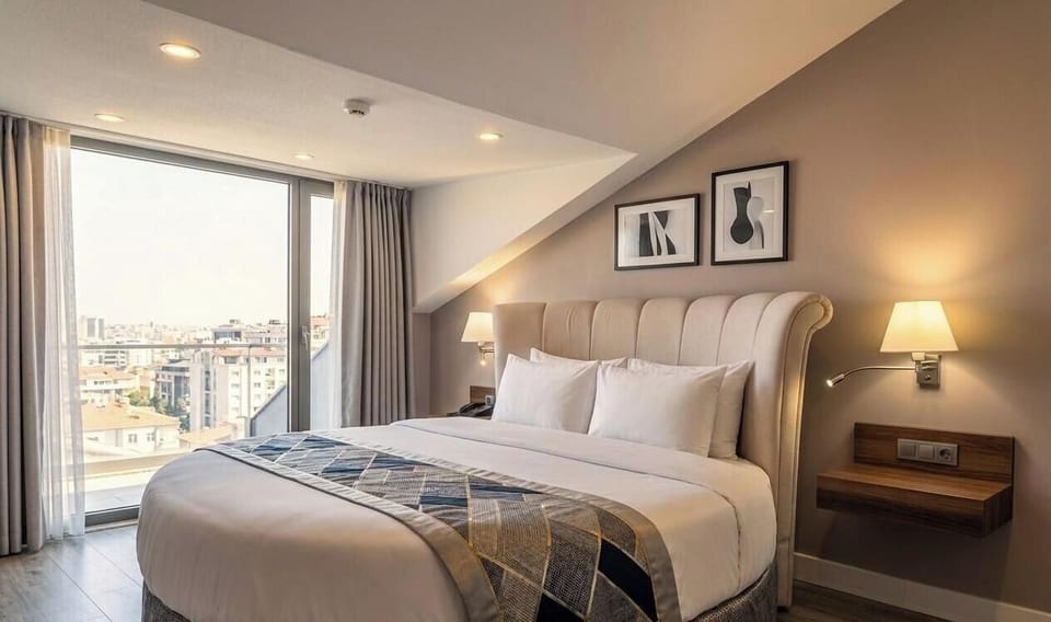 Junior Suite | Minibar, in-room safe, desk, soundproofing