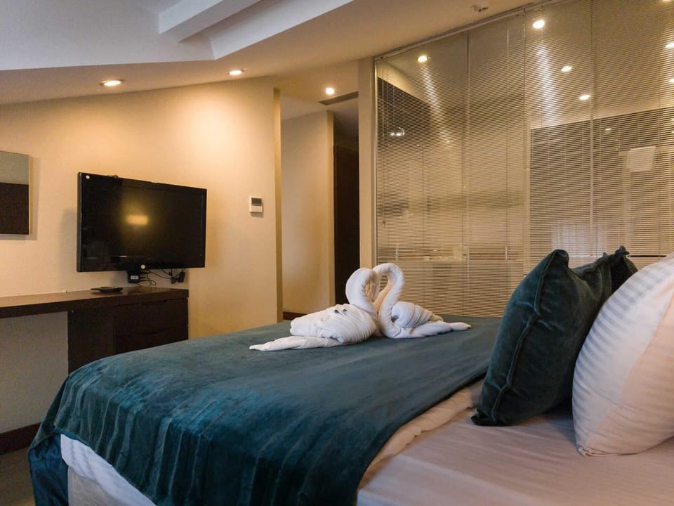 Junior Suite | Minibar, in-room safe, desk, soundproofing