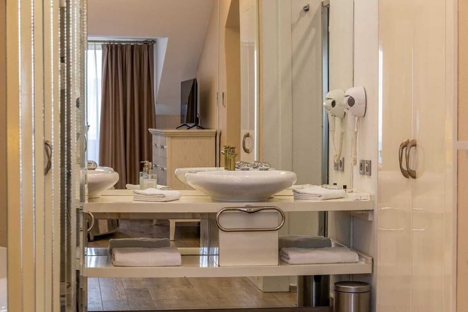 Junior Suite | Minibar, in-room safe, desk, soundproofing
