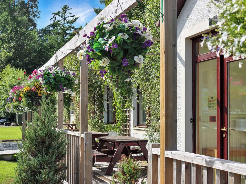 Sitting-out-area | Family Lodge No. 2 The Place Upstairs - Atholl Palace Holidays, Pitlochry