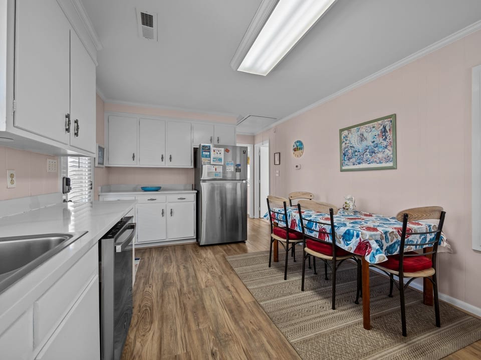 Cook your favorite meals in this bright, fully-equipped kitchen with modern appliances and enjoy dining together at the cozy table.