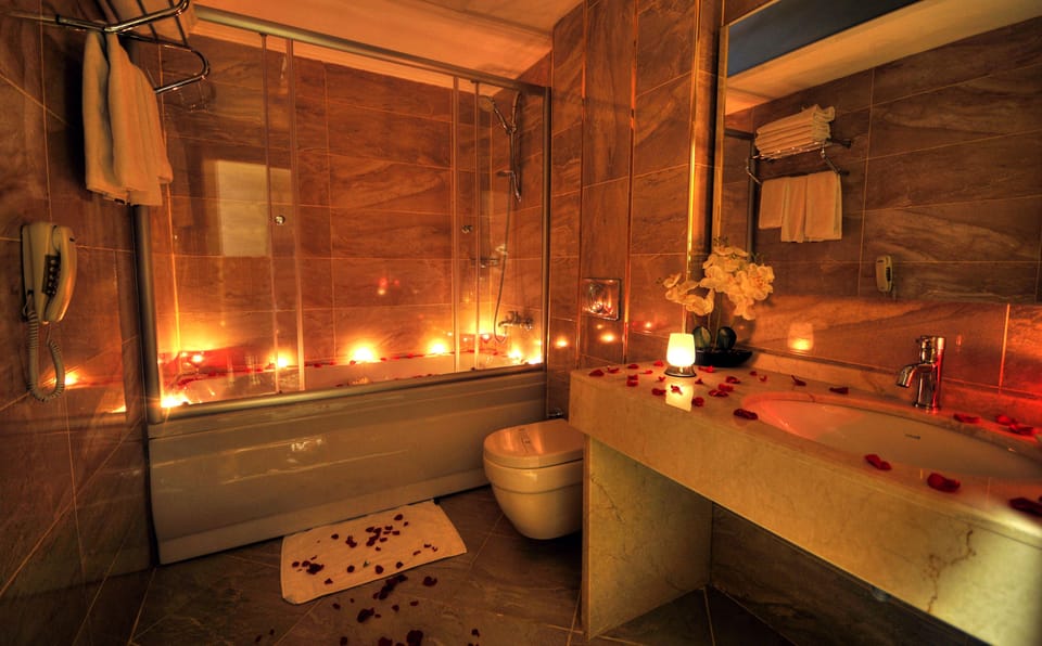 Suite | Bathroom | Shower, free toiletries, hair dryer, bathrobes