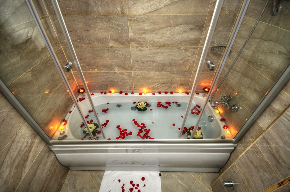 Suite | Deep soaking bathtub