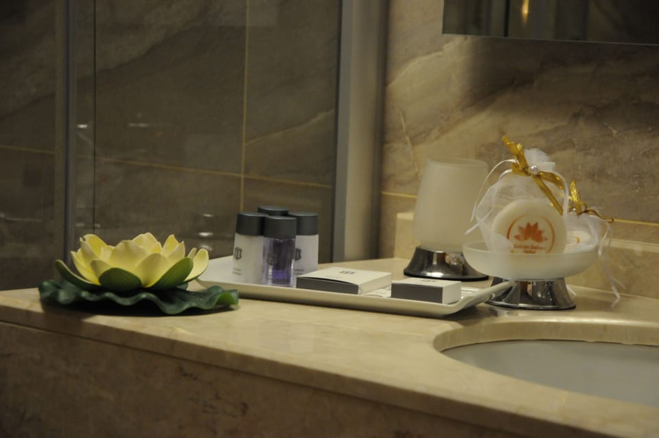 Standard Twin Room | Bathroom | Shower, free toiletries, hair dryer, bathrobes